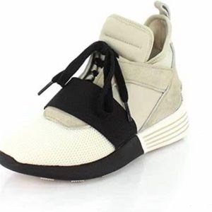 Women’s size 8.5 Like New Kendall & Kylie sneaker Ivory color